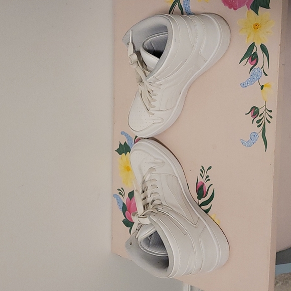 White Puma Sneaker Size 8 - Picture 2 of 4